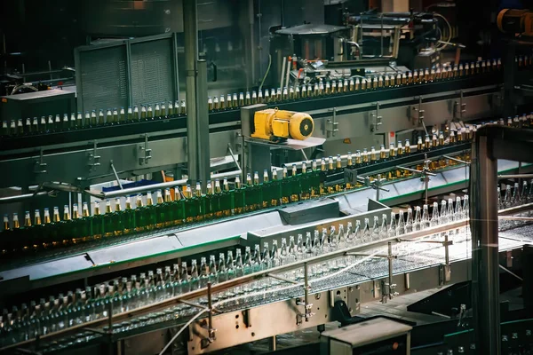Línea Producción Embotellado Cerveza Automatizada Moderna Botellas Cerveza Moviéndose Transportador — Foto de Stock