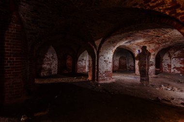 Karanlık ve tüyler ürpertici kırmızı tuğlalı zindan.