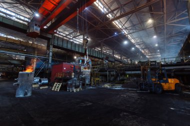 Metalurji fabrikasındaki dökümhanede demir döküm..