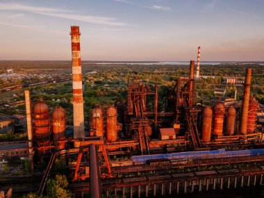 Gün batımında metalürjik santralin patlayıcı fırını, hava manzarası.