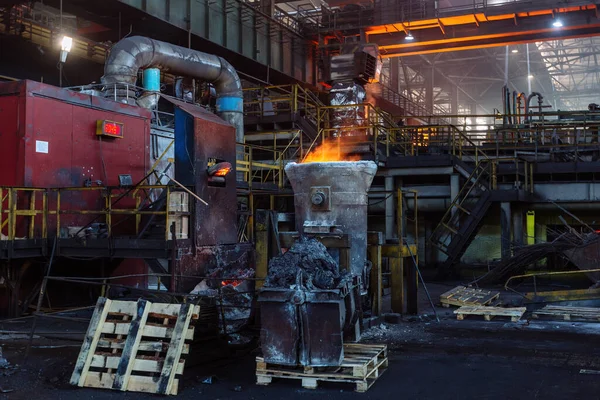 鋳鉄と鋳造所 冶金工場で溶融金属とラドルでオーバーヘッドクレーン — ストック写真