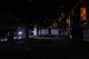 Yangından sonra sanayi binasının iç kısımları yanmış ve harap olmuş. Savaş, yangın ya da diğer felaketlerin sonuçları.