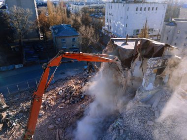 Yıkım alanının havadan görüntüsü. Eski sanayi binasının yıkım süreci.