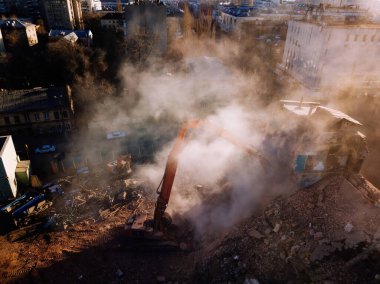 Yıkım alanının havadan görüntüsü. Eski sanayi binasının yıkım süreci.