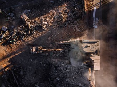 Yıkım alanının havadan görüntüsü. Eski sanayi binasının yıkım süreci.