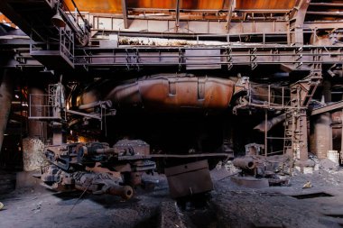 Paslı, terk edilmiş, metalürjik bir bitki. Bozuk bir fırın..