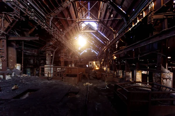 Stary Zardzewiały Opuszczony Zakład Metalurgiczny Zniszczony Piec Wielkopiecowy — Zdjęcie stockowe