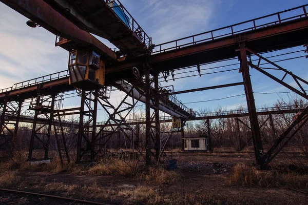 废弃工业区的旧锈蚀起重机 — 图库照片