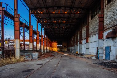 Eski terk edilmiş sanayi binası yıkım için bekliyor..