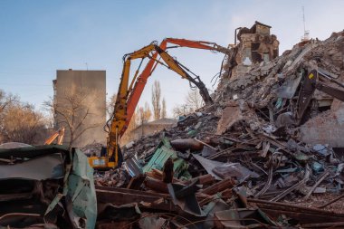 Eski sanayi binasının yıkım süreci.