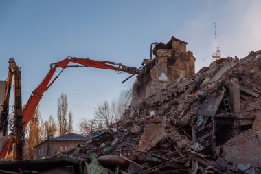 Eski sanayi binasının yıkım süreci.