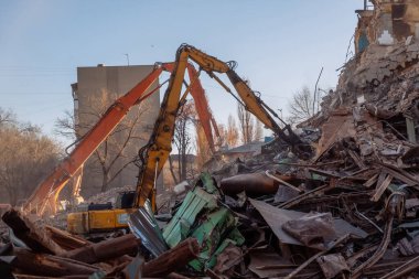 Eski sanayi binasının yıkım süreci.