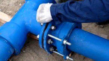 İşçiler su tedarik boru hattı sistemi kuruyor, kapatın