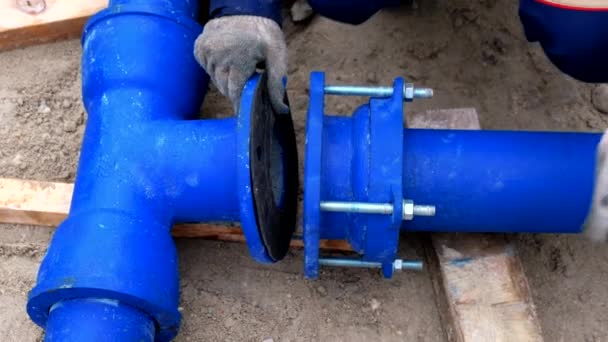 Travailleurs Installant Système Canalisation Alimentation Eau Fermer — Video