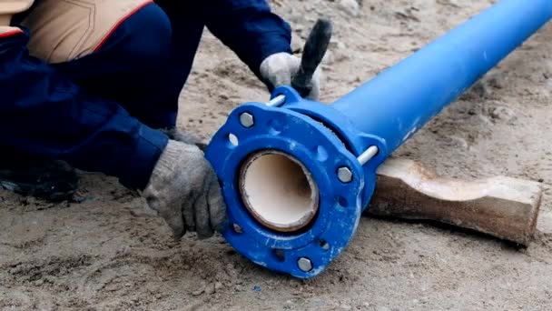 Trabalhadores Que Instalam Sistema Tubulação Abastecimento Água Close — Vídeo de Stock
