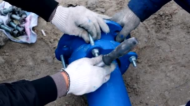 Trabajadores Instalando Sistema Tuberías Suministro Agua Cerca — Vídeo de stock