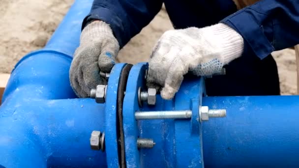 Рабочие Устанавливающие Систему Водопровода Крупным Планом — стоковое видео