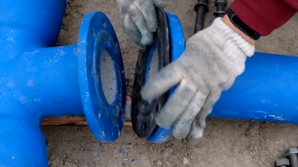 Trabajadores Instalando Sistema Tuberías Suministro Agua Cerca — Vídeos de Stock