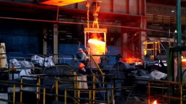 Metalurji fabrikasındaki dökümhanede metal işleme.