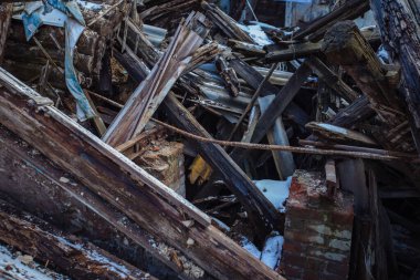 Mahvolmuş eski ahşap terk edilmiş bir ev..