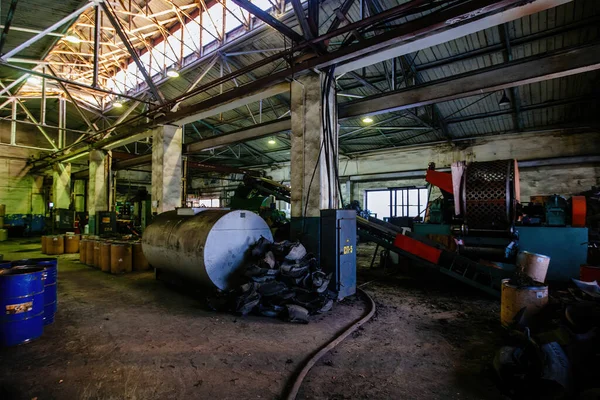 工厂废橡胶部件的循环利用过程 — 图库照片
