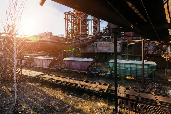 工业区旧生锈的货运列车 — 图库照片