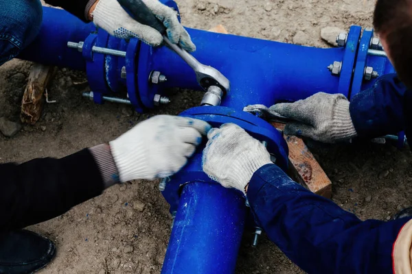 Workers Installing Water Supply Pipeline System Close — Stock Photo, Image