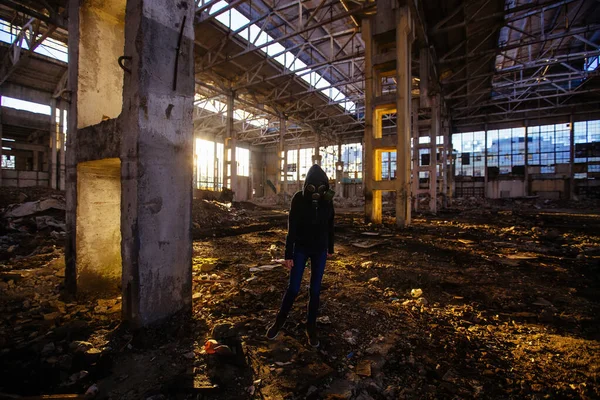 Osoba Masce Gazowej Opuszczonym Budynku Przemysłowym — Zdjęcie stockowe