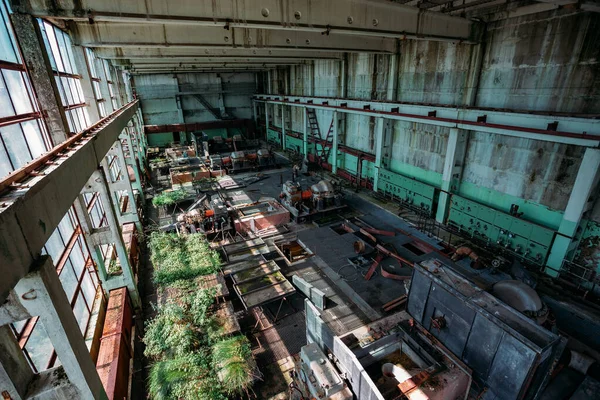 Alte Verlassene Überwucherte Fabrik Mit Rostigen Überresten Von Industriemaschinen Werkstatt — Stockfoto