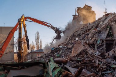 Eski sanayi binasının yıkım süreci.