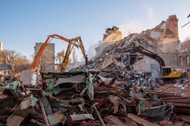 Eski sanayi binasının yıkım süreci.