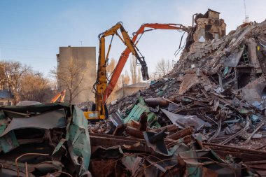 Eski sanayi binasının yıkım süreci.