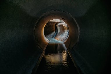 Kanalizasyon tünelini su yansıtmasıyla doldurmuş..