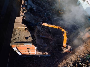 Yıkım alanının havadan görüntüsü. Eski sanayi binasının yıkım süreci.