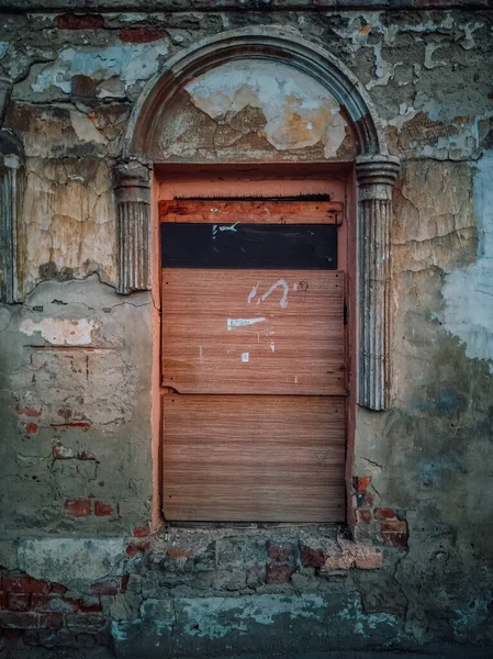 窓を割られた放棄された建物の壁 — ストック写真