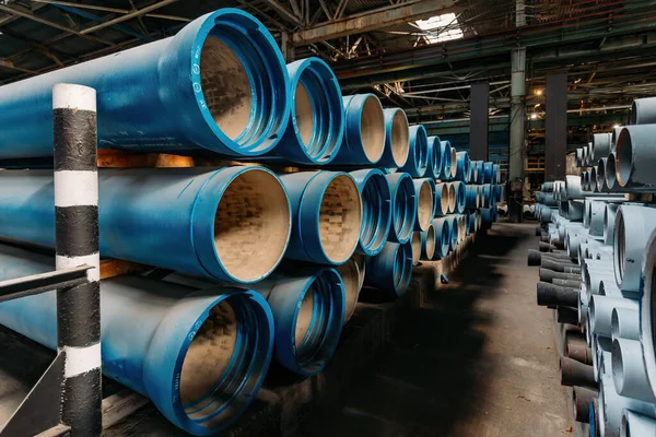 Novos tubos de ferro fundido para construção de dutos em armazém — Fotografia de Stock
