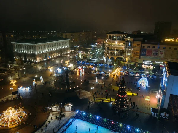 Pouliční osvětlení při novoroční oslavě na centrálním divadelním náměstí v Kursku, Rusko, 01. 1. 2021, letecký pohled — Stock fotografie