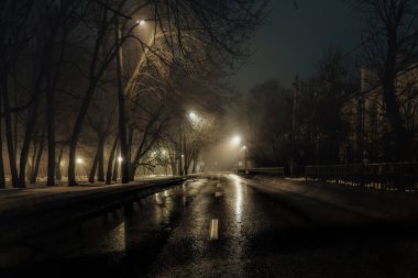 Sisli gece yolu sokak ışıklarıyla aydınlandı..
