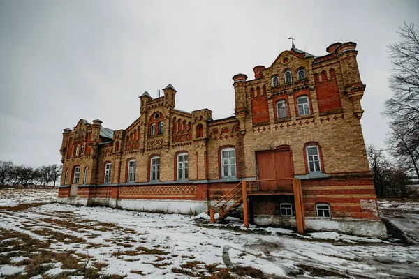 Παλιό Εγκαταλελειμμένο Ερειπωμένο Αρχοντικό Γοτθικό Στυλ Στην Περιφέρεια Κουρσκ Ρωσία — Φωτογραφία Αρχείου