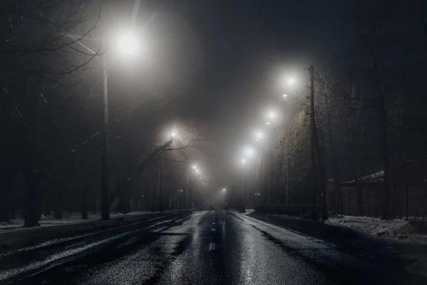 Foggy Route Brumeuse Nuit Éclairée Par Des Lampadaires — Photo