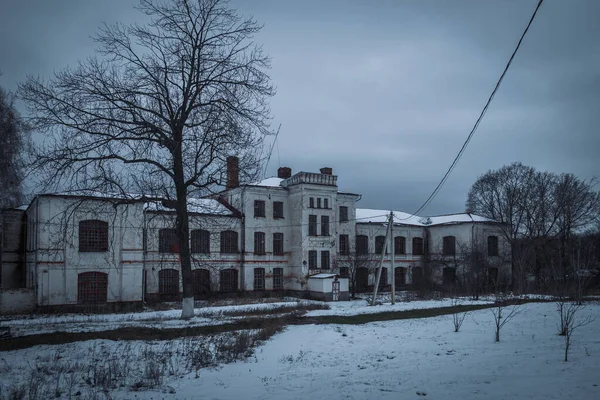Escuro e assustador abandonado hospital psiquiátrico assombrado no inverno — Fotografia de Stock
