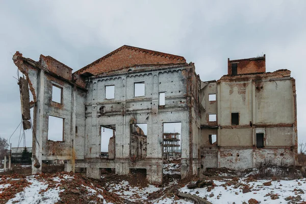 被拆除的旧工业建筑的残余物 砖块和瓦砾 — 图库照片