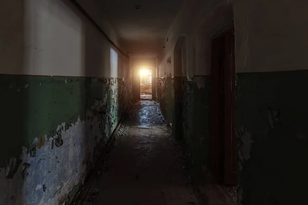 Σκοτεινός Βρώμικος Διάδρομος Παλιού Εγκαταλελειμμένου Κτιρίου — Φωτογραφία Αρχείου