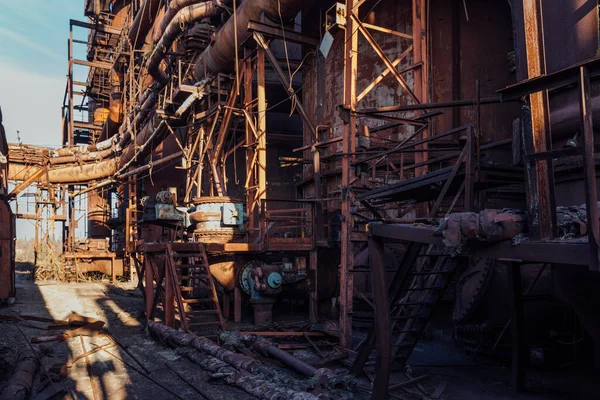 Oude roestige hoogovenuitrusting van de metallurgische installatie — Stockfoto