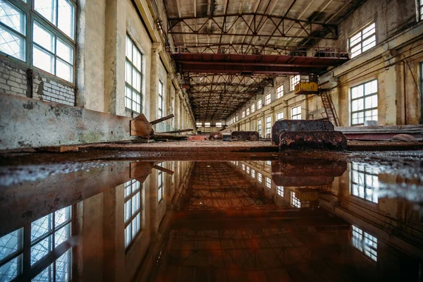 Dentro Edifício Industrial Arruinado Abandonado Sujo Inundado Com Reflexão Água — Fotografia de Stock