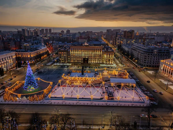 俄罗斯沃罗涅日列宁市中心广场新年庆祝活动期间的街道照明 空中景观 — 图库照片