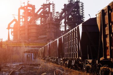 Metalurji fabrikasındaki eski paslı yük treni..