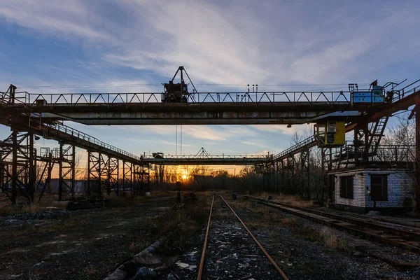 Grúa Vieja Oxidada Zona Industrial Abandonada — Foto de Stock