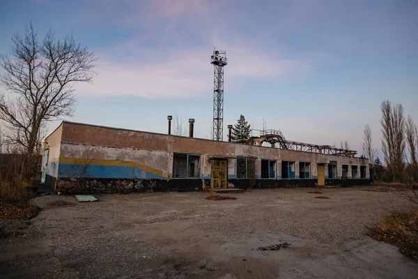 Antigo Edifício Industrial Abandonado Espera Demolição — Fotografia de Stock