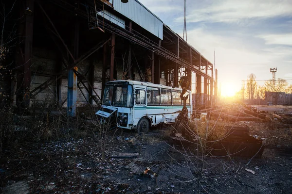 Alter Kaputter Bus Verlassenen Industriegebiet — Stockfoto